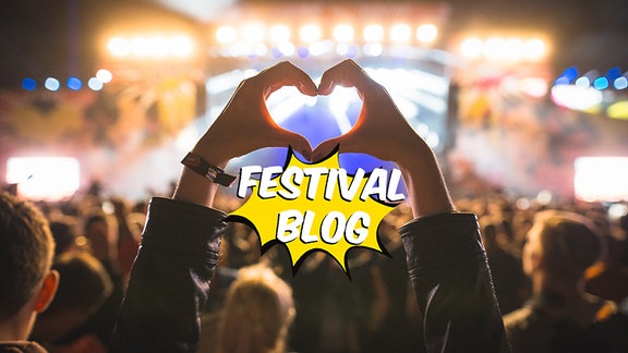 Jemand formt ein Herz mit seinen Händen vor einer vollen Festivalbühne. Darunter ist der Schriftzug "Festivalblog" zu lesen.