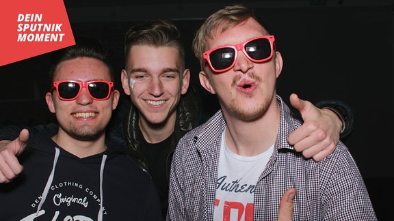 Drei lachende junge Männer mit SPUTNIK-Sonnenbrillen.