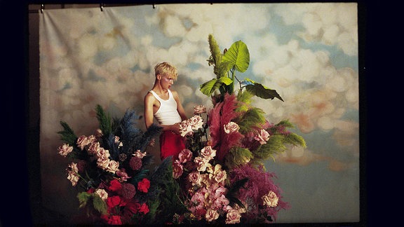 Troye Sivan hinter Pflanzenstilleben, Artwork