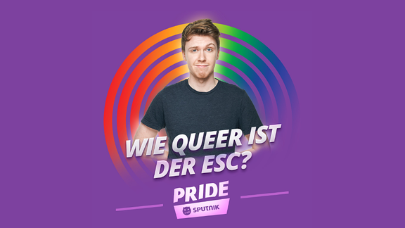 Host Kai vor lilanem Hintergrund und der Aufschrift "Wie queer ist der ESC?"