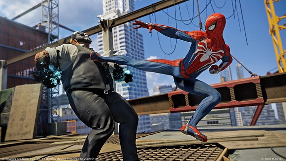 Spider-Man streckt einen Gegner durch einen Tritt nieder, Screenshot aus dem Game Spider-Man